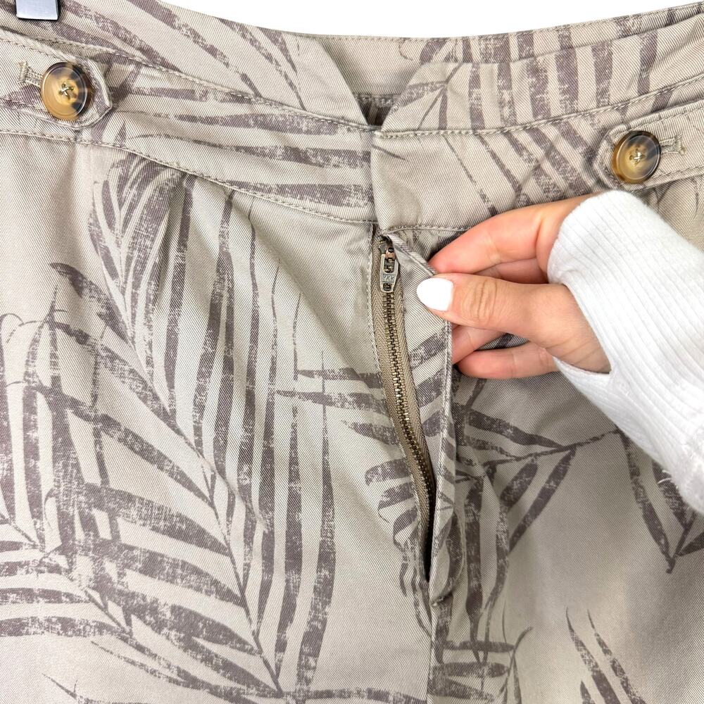 White House Black Market NWT WHBM Taupe Terrain Morel Palm Leaf Tropical Shorts - Picture 7 of 10